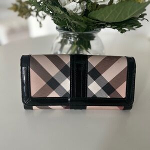 Stylish Checkered Wallet Burberry